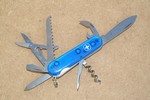 Wenger Basic in transparent blau mit 12 Funktionen (Wenger Schweizer Messer)