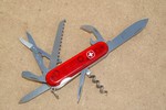 Wenger Basic in transparent rot mit 12 Funktionen (Wenger Schweizer Messer)