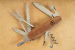 vx1.3711.63-victorinox-offiziersmesser-huntsman-wood-01-smal.jpg