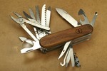 vx1.6791.63-swiss-champ-wood-nussholz-schweizer-taschenmesser-01-smal.jpg