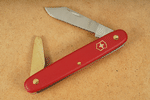 vx3.9110-victorinox-okuliermesser-mit-rindenloeser-aus-messing-in-rot-01-smal.gif