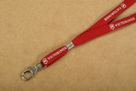 vx4.1879-victorinox-umhaengeband-mit-karabinerhaken-rot_01-smal.jpg