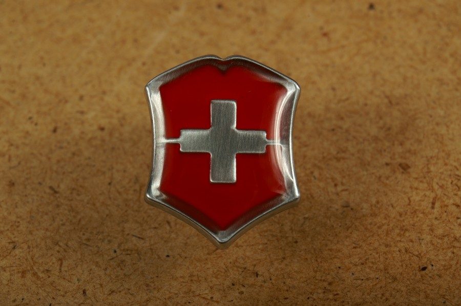 Pin in rot mit Victorinox Emblem