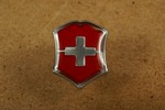 vx4.1888-pin-in-rot-mit-victorinox-emblem-01-smal.jpg