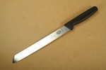 vx5.1633.21_victorinox_brotmesser_mit_wellenschliff_01-smal.jpg